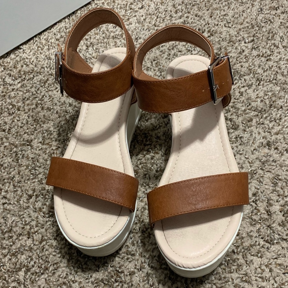 Brown/white platforms